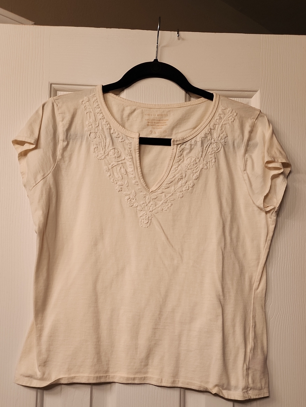 Nine & Co. Cream Keyhole V-Neck Embroidered Short Sleeve Tee